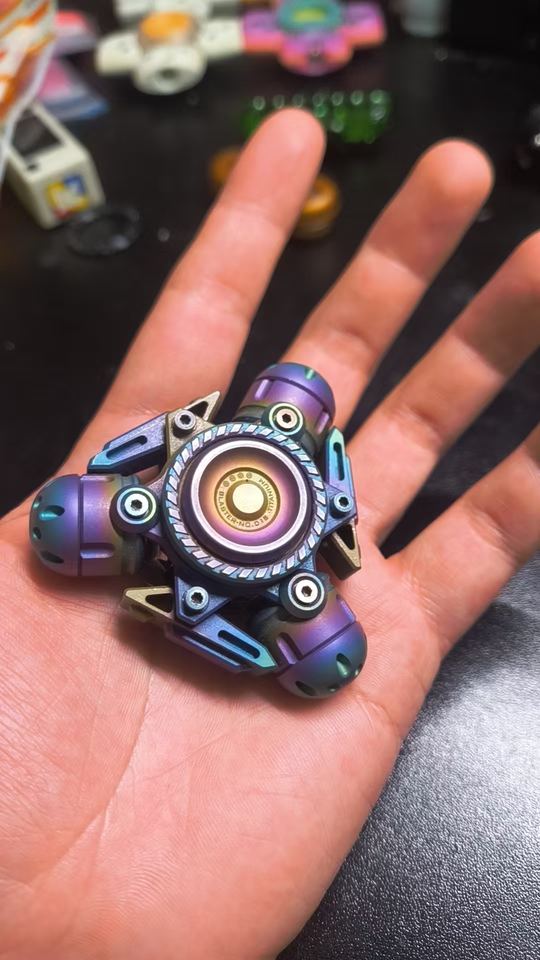 藏主手中的幻之炼爆破,紫蓝色钛合金实拍